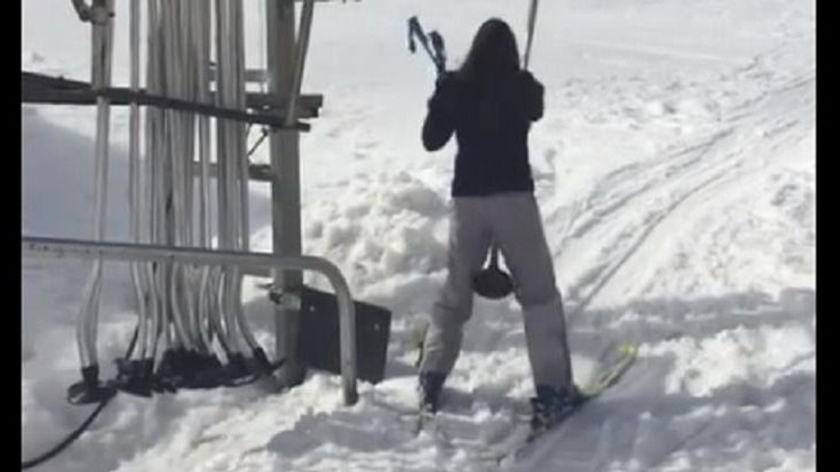 A lába közé vette a lány a sífelvonó tányérját, de erre nem számított - videó