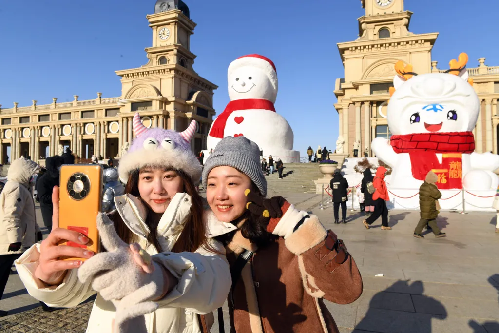HARBIN, Kína, fesztivál, jég, hó, #CHINA-HEILONGJIANG-HARBIN-GIANT SNOWMAN (CN) cn Xinhua eyevine news XINNEWS evoffer giant snowman Harbin china NEWSSHOT 