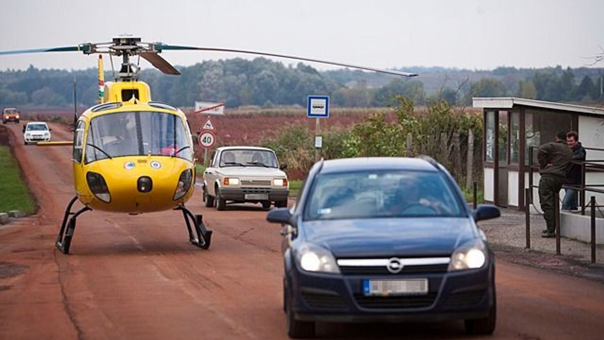 Mentőhelikopter szállt le a 71-es főúton történt autóbalesethez