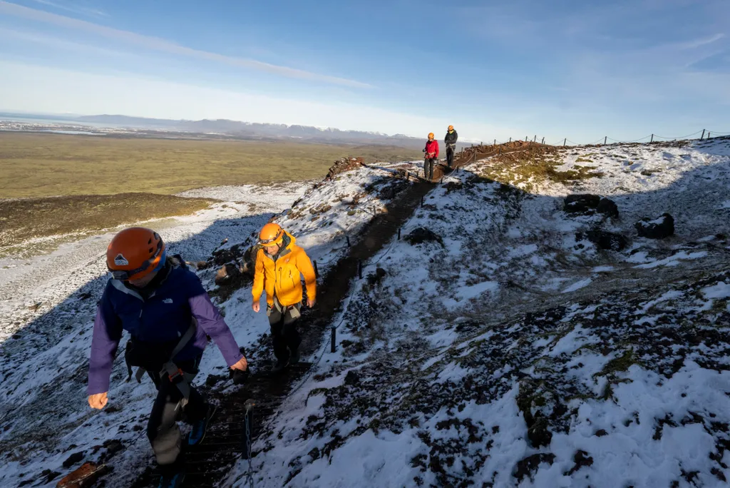 Testközelből, a mélyben tekinthetik meg a turisták ezt a szunnyadó vulkánt Izlandon, galéria, 2024 