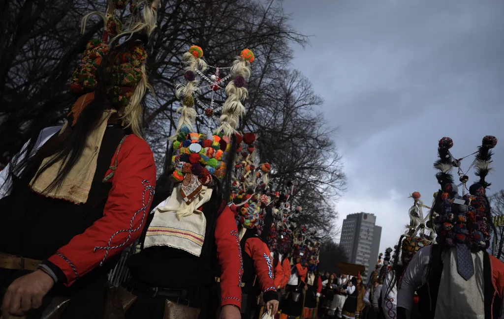 kukeri, Maszkos, farsangi jelmezes hagyományőrző, évköszöntő felvonulás, Bulgária, 2024., 