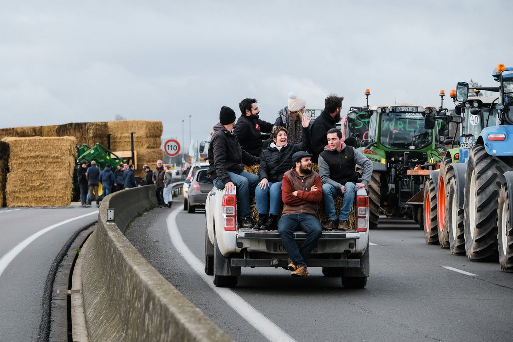 gazda, gazdatüntetés,  országos tiltakozás, Franciaország, útlezárás, mezőgazdaság, 2024.01.24.,  FRANCE - FARMERS BLOCKADE IN THE TARN GROUP HIGHWAY PICKUP PROTEST blocage Horizontal ANGRY BLOCKADE FARMER MOTORWAY ROAD SMILING TRACTOR AGRICULTURE 