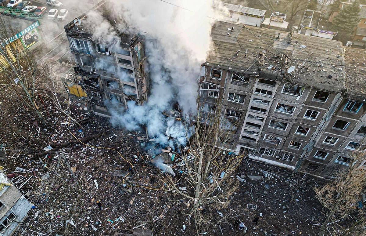 Az ukrán országos rendőrség által közreadott képen a kelet-ukrajnai Donyecki területen fekvő Szelidove egyik lakóházának romos épülete, amelyet orosz rakétatalálat ért 2024. február 14-én. Ukrán források szerint három ember, köztük egy gyermek életét vesztette. 