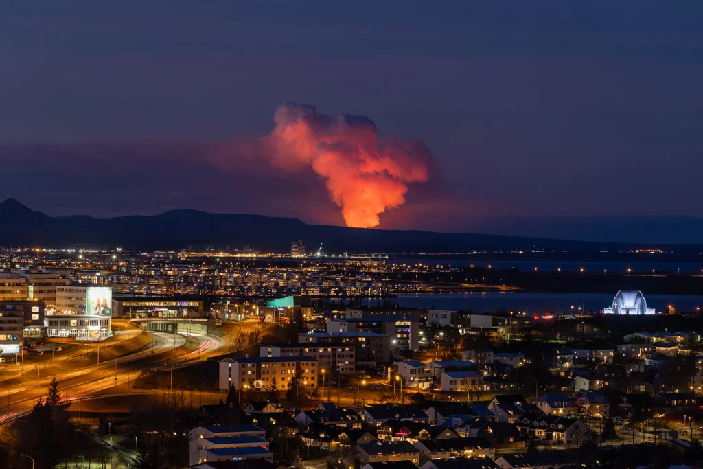 Vulkánkitörés Izland, vulkán, 2024.01.15.,   2024 Volcanic Eruption Southwest Iceland Imminent Danger Fishing Village Potential Eruption Officials Snorri Thor NurPhoto Volcanology Natural Di 