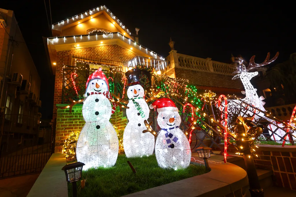 Advent New York karácsony 2023 Lights 2023 Dyker Heights Homes Brooklyn Urban Skyline Trees Candy Canes Illuminated Building Exterior 2023 Holidays New York City Holiday Season Cityscape Travel Famous Place Tree Travel Destinations Town Square City Life P