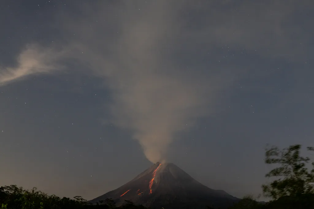 Marapi vulkán Indonézia Nyugat-Szumátra akrivitás láva December 25 2023 authorities level three alert November 5 2020 2 968 meters active volcanoes eruption two to five years Garry Lotulung 