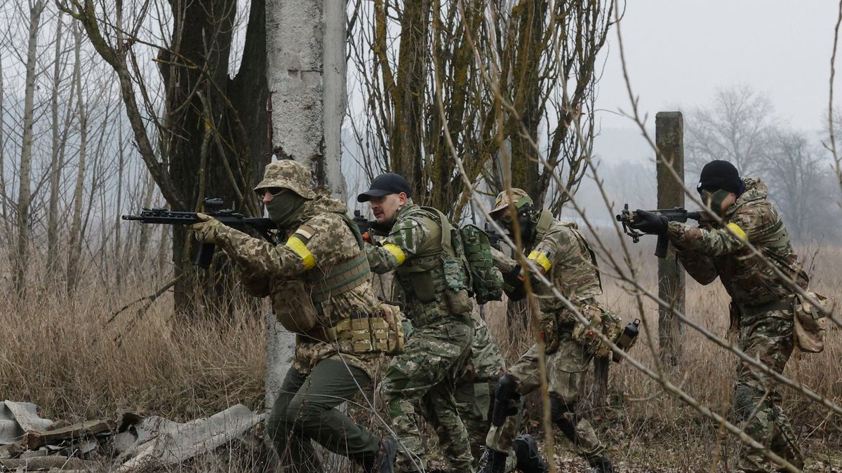 Zelenszkij újra őrjöngve követel fegyvereket, az ukrán hadsereg az összeomlás szélén