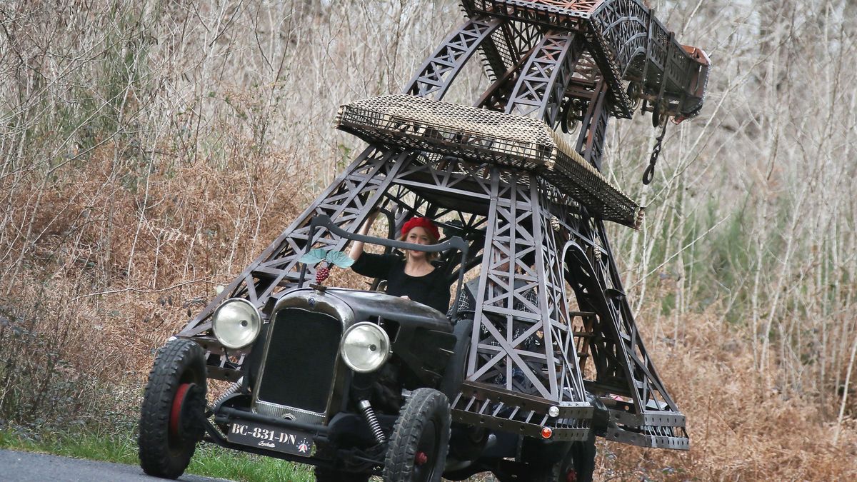 Útnak indult az Eiffel-torony, ami az olimpiai lángot követi