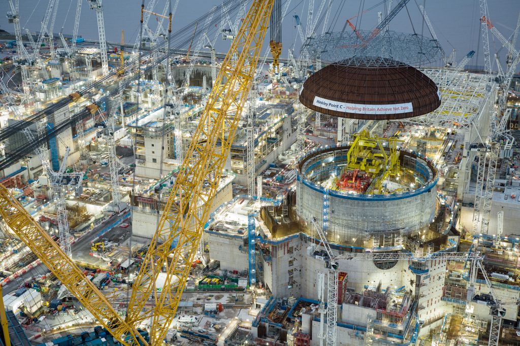 épülő angliai atomerőmű The dome for Hinkley Point C’s first reactor building has been successfully lifted into place.  South West News Service ODDSHOT The dome for Hinkley Point C’s first reactor building has been successfully l 