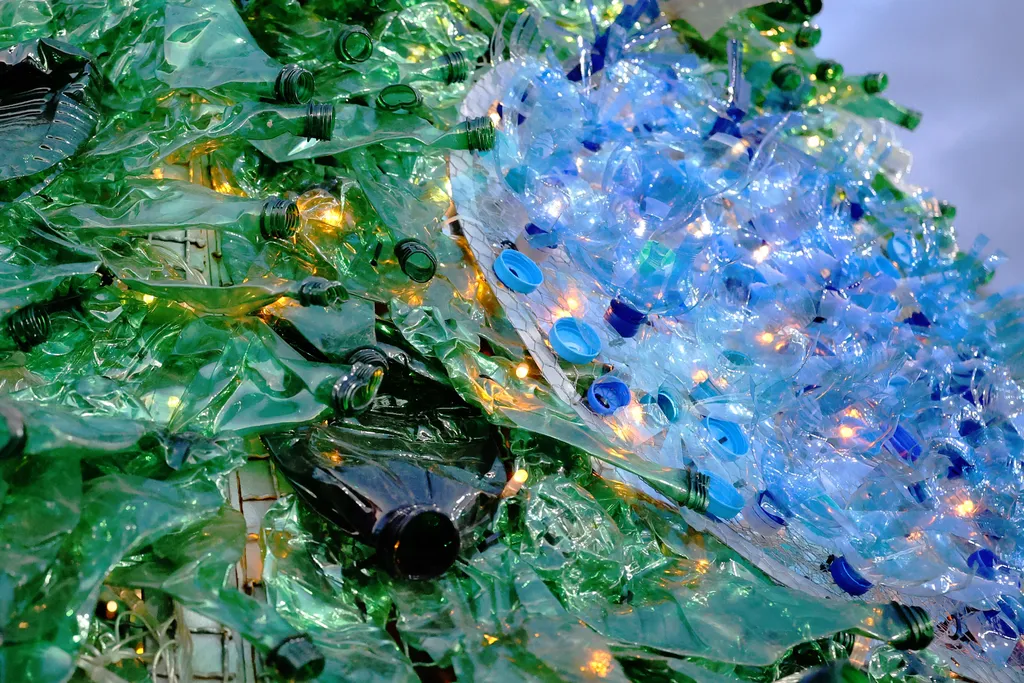 5000 darab műanyag palackból készítettek karácsonyfát Olaszországban, galéria, 2023 