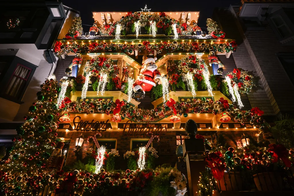 Így várják a karácsonyt a nagyvilágban 2023. Christmas decorations,Christmas Horizontal SAN FRANCISCO, CALIFORNIA - DECEMBER 18:  A view of house with Christmas decorations and lights in San Francisco, California, Unit 