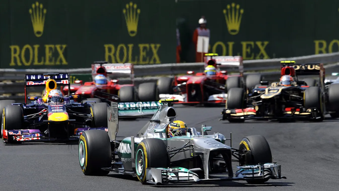 F1, Magyar Nagydíj, hungaroring, Lewis Hamilton, a Mercedes csapat brit versenyzője halad az élen 