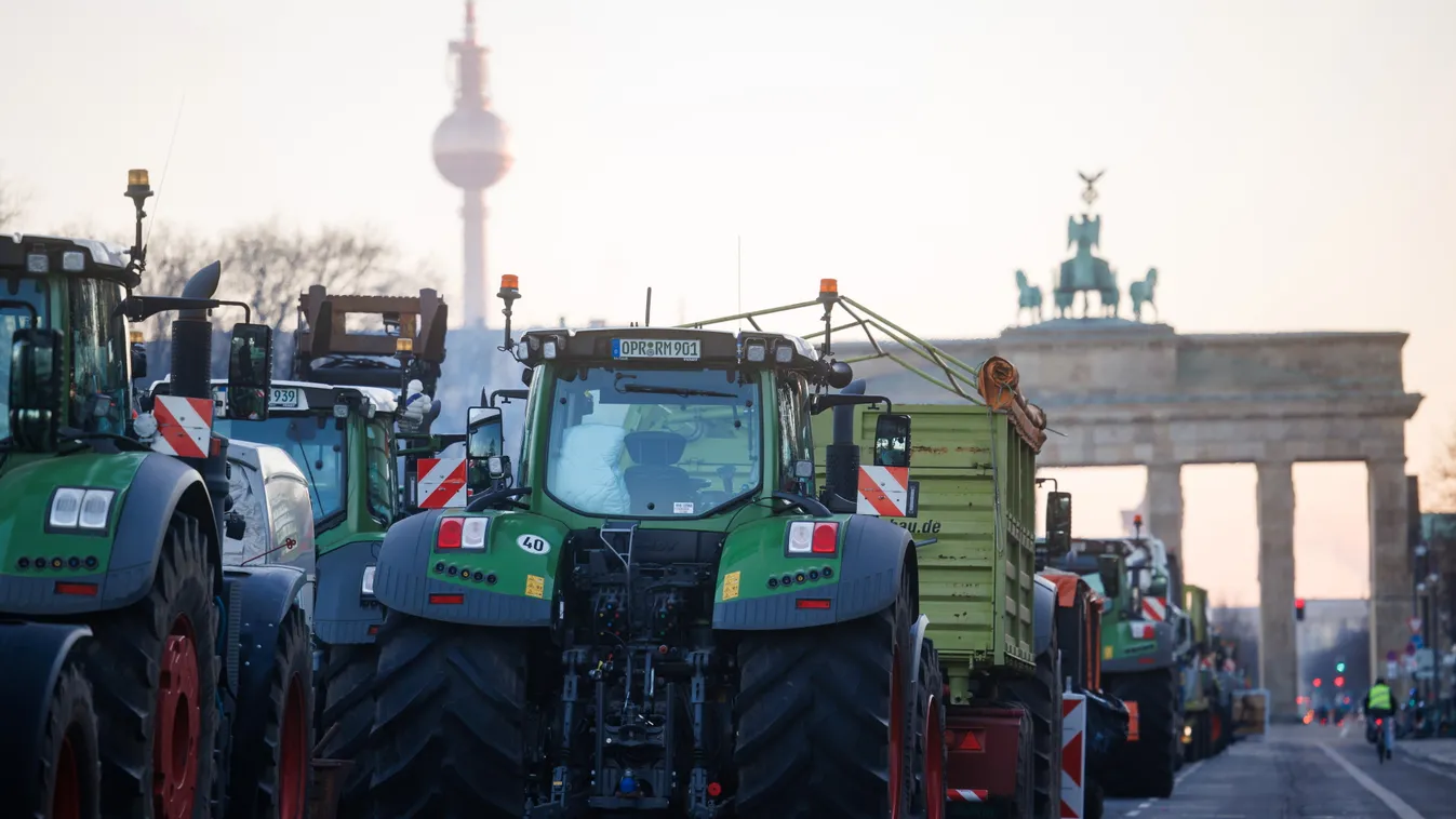 demonstráció KÖZLEKEDÉSI ESZKÖZ tiltakozás traktor tüntetés útlezárás 