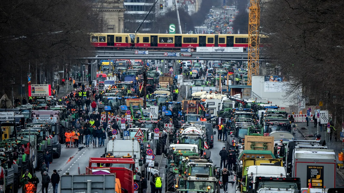 Berlin, 2024. január 15.
Tüntető gazdálkodók traktorokkal és járművekkel a berlini kormányzati negyedben 2024. január 15-én. A parasztgazdák a mezőgazdasági adókedvezmények jelentős csökkentése miatt tiltakoznak.
MTI/AP/Ebrahim Noruzi 