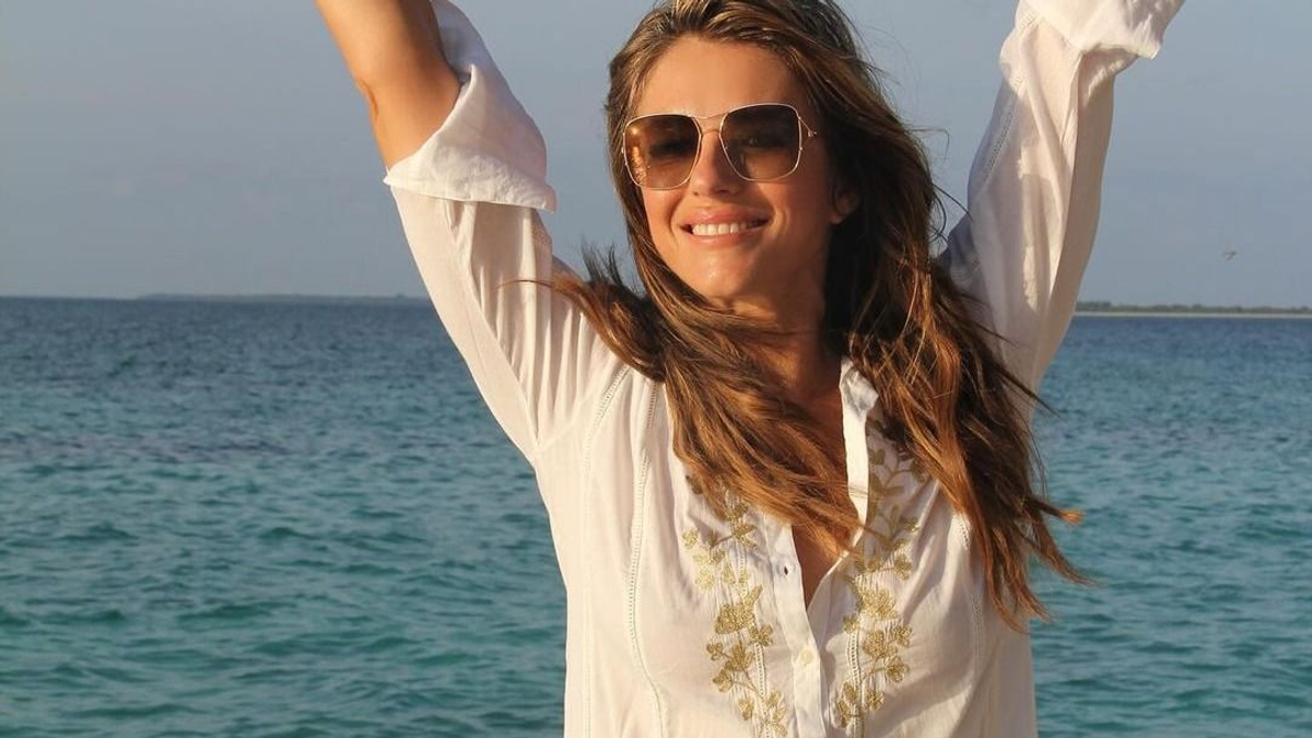 Kibuggyant Elizabeth Hurley melle az apró bikinifelsőből - fotók