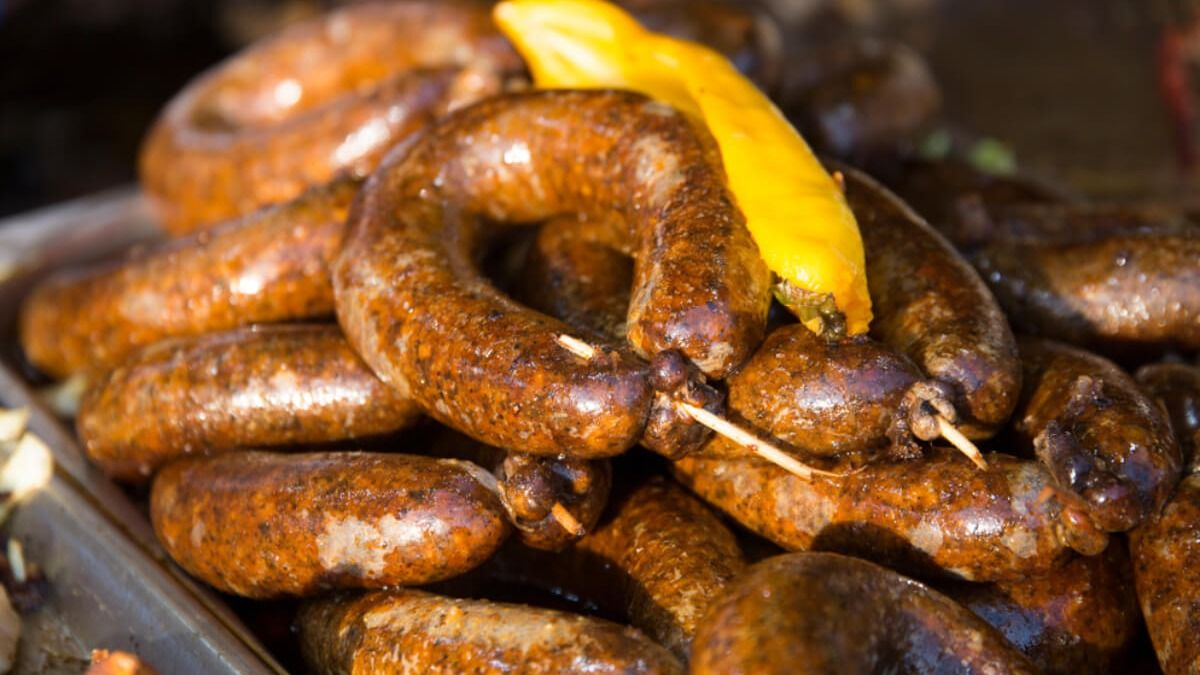 Eláruljuk, miként nem durran szét a hurka sütés közben