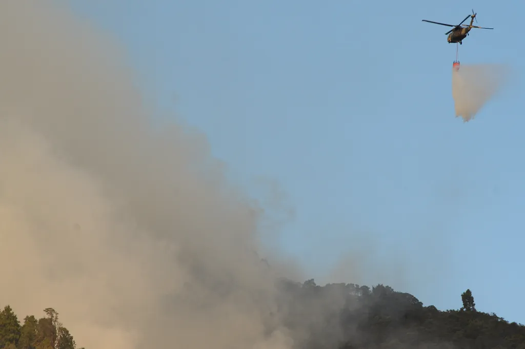Kolumbia, erdőtűz, tűzoltó, 2024., 
 Bogota Fights Wildfires Amid It's Fifth Day Of Fires 