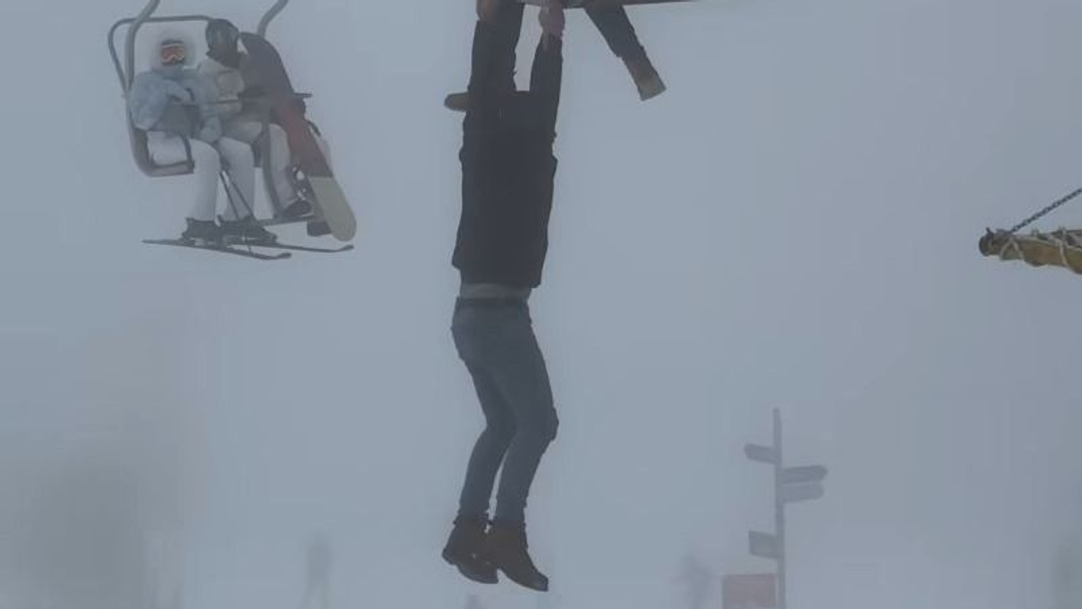 Részegen kiesett egy turista a libegőből, az életéért küzdött - videó