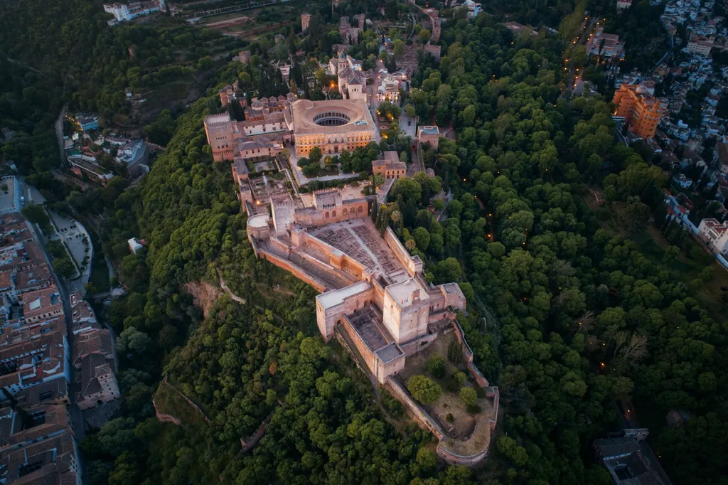 Alhambra, Granada, Spanyolország, erőd, palota, mór 