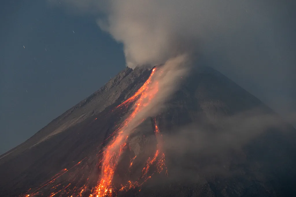 Marapi vulkán Indonézia Nyugat-Szumátra akrivitás láva  December 25 2023 authorities level three alert November 5 2020 2 968 meters active volcanoes eruption two to five years Garry Lotulung 
