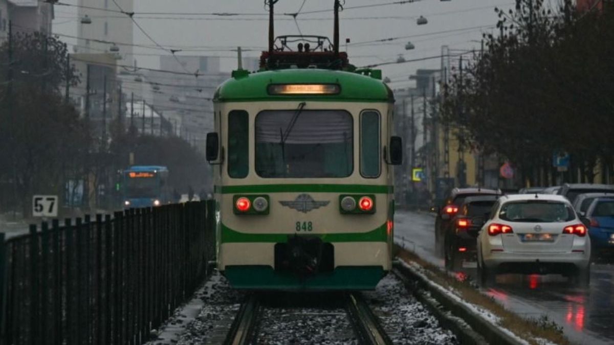 Majdnem elgázolta a HÉV a síneken szexelő párt - videó