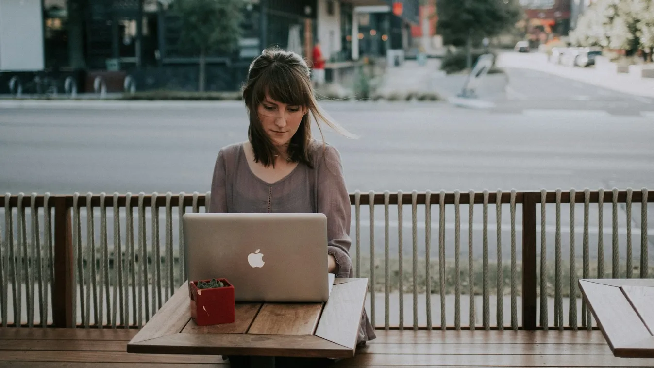 laptop notebook macbook számítógép internetezés böngészés kávézó munka