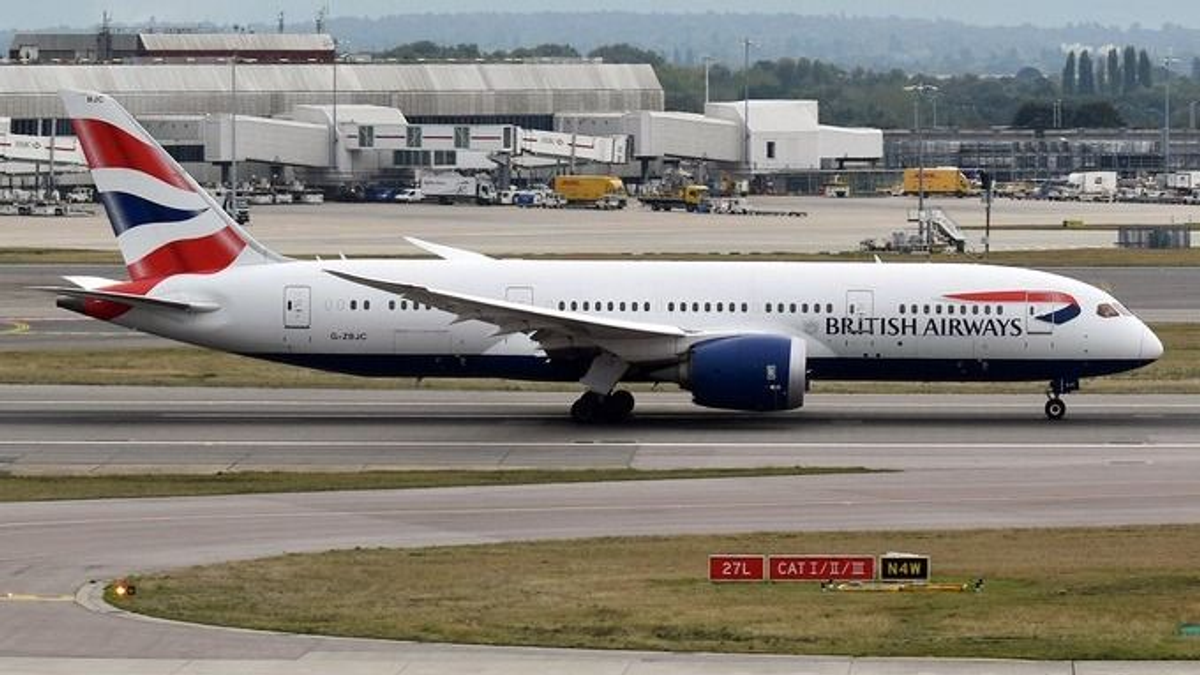 Jegy és útlevél nélkül repült egy utas Londonból New Yorkba, most szökésben van