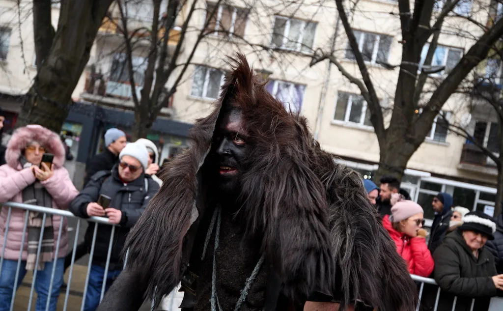 kukeri, Maszkos, farsangi jelmezes hagyományőrző, évköszöntő felvonulás, Bulgária, 2024., 