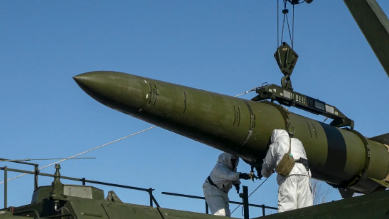 Ukrajna, Ukrán, Orosz, Oroszország, háború, konfliktus, 2024.02.03., Iszkander rakétát töltenek be egy kilövésre alkalmas rakétavetőbe egy meg nem nevezett oroszországi helyszínen 2024. február 2-án.
MTI/AP/Orosz védelmi mini 