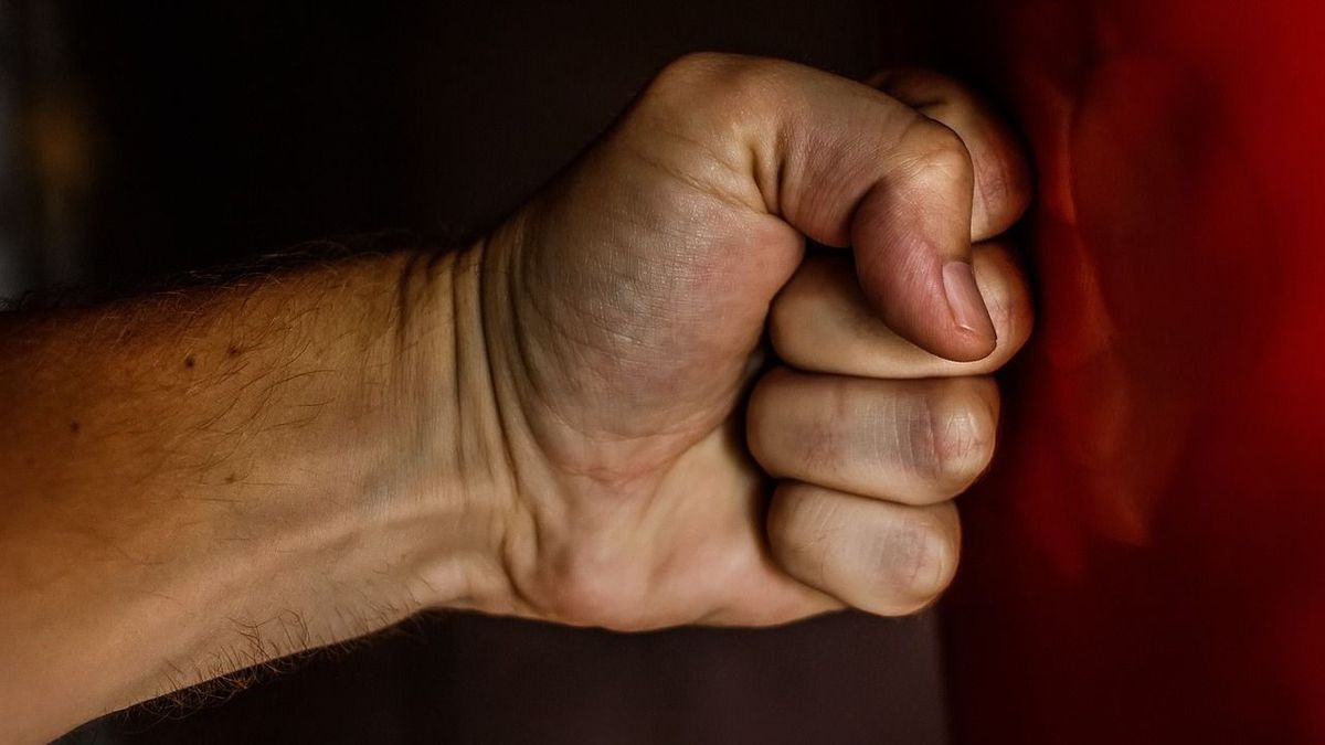 Seprűnyéllel verte majdnem halálra egy férfi az anyja élettársát Hajdú-Biharban