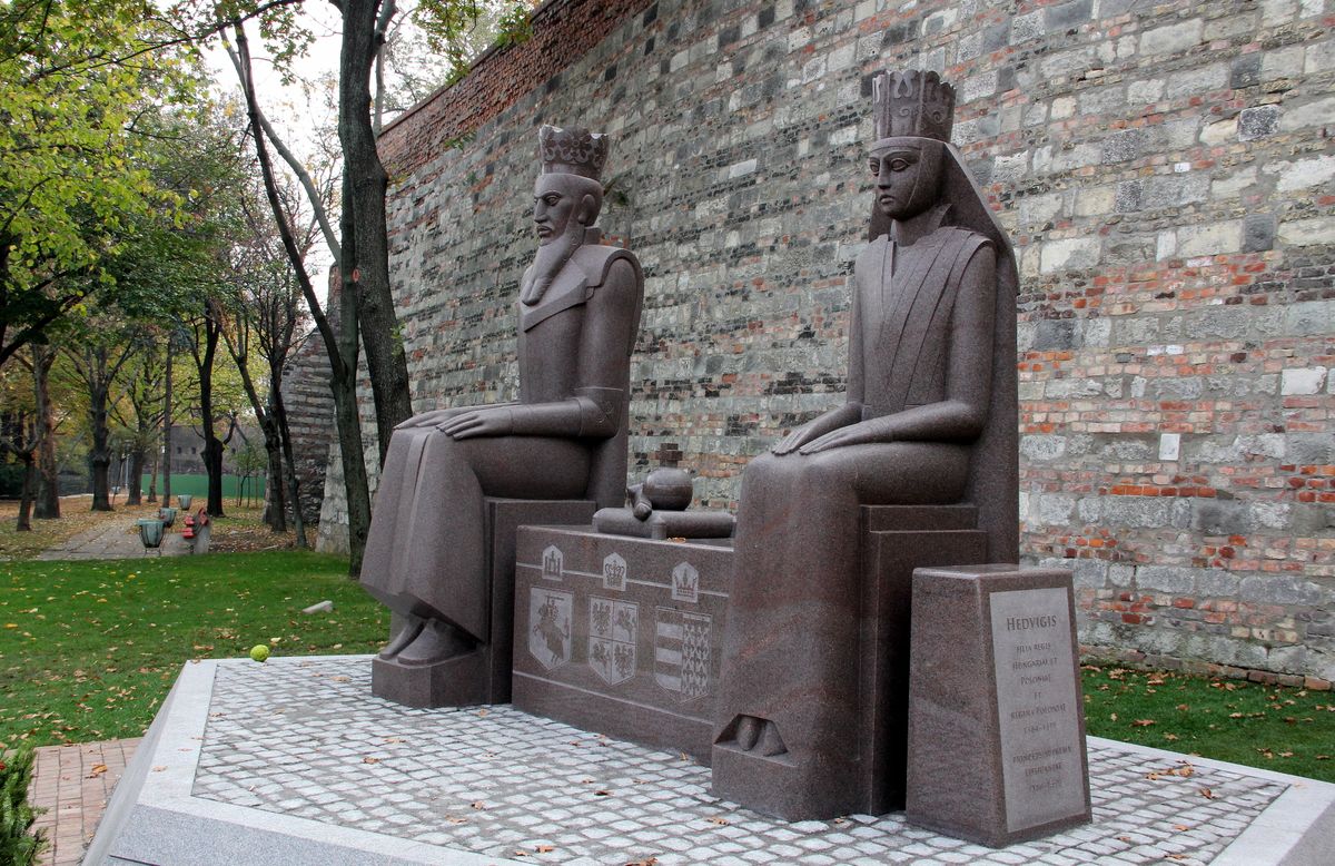 Szent Hedvig és II. Ulászló szobra Budán a Bécsi kapu mellett