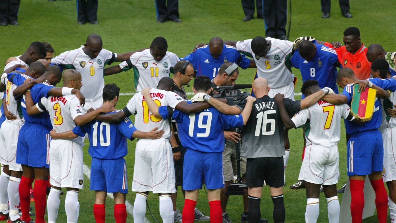 SOCCER-CONFED-FRANCE-CAMEROON Horizontal FINAL MATCH FOOTBALL FRENCH TEAM MINUTE OF SILENCE 