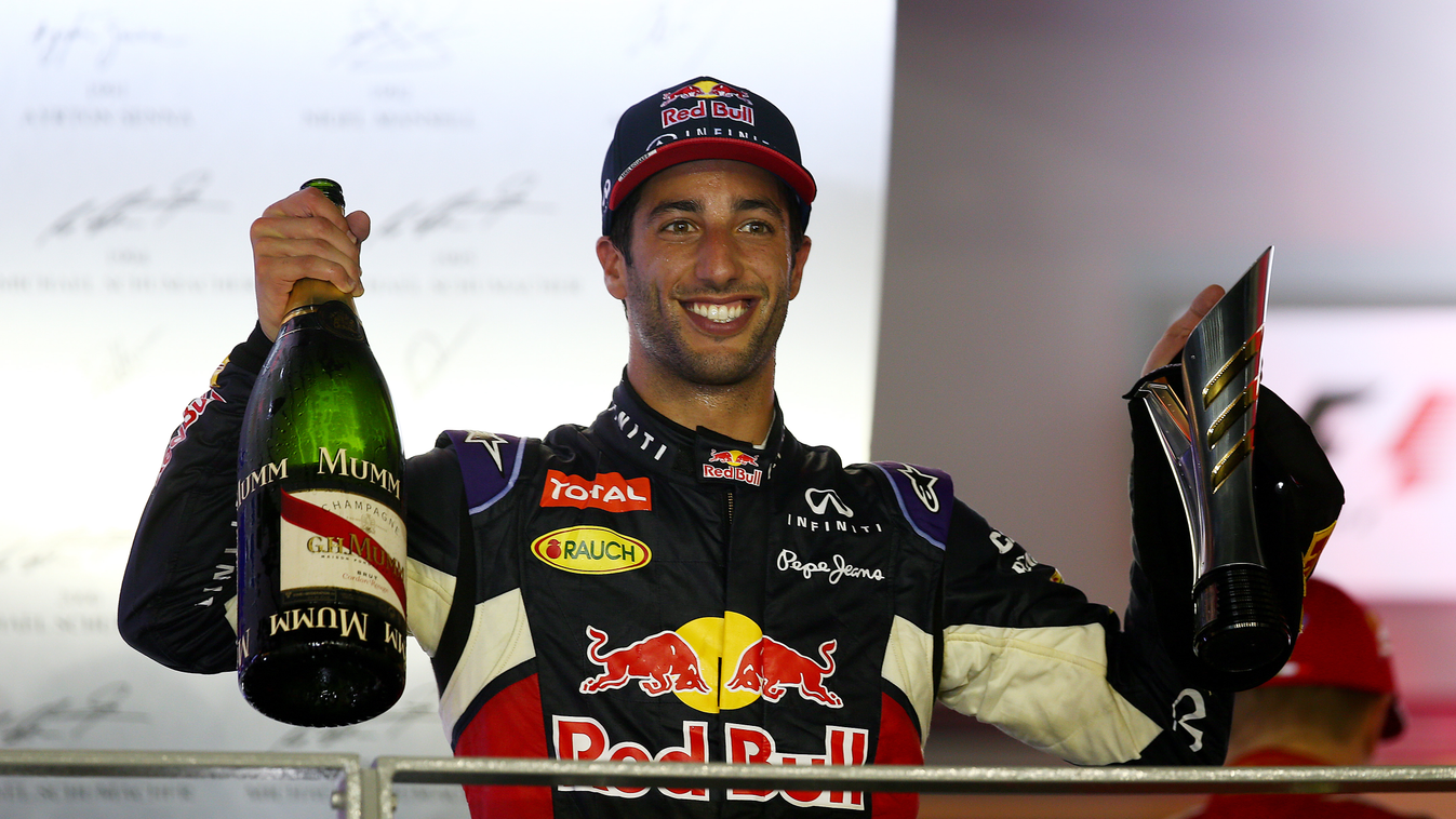 Forma-1, Daniel Ricciardo, Red Bull Racing, Szingapúri Nagydíj, dobogó, pezsgő, Mumm 
