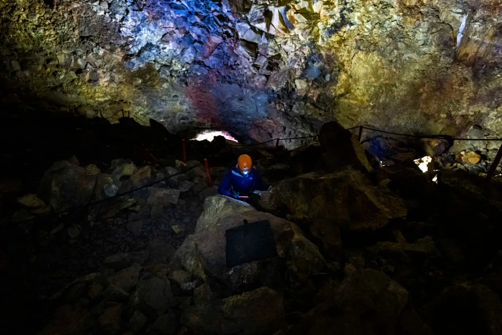 Testközelből, a mélyben tekinthetik meg a turisták ezt a szunnyadó vulkánt Izlandon, galéria, 2024 