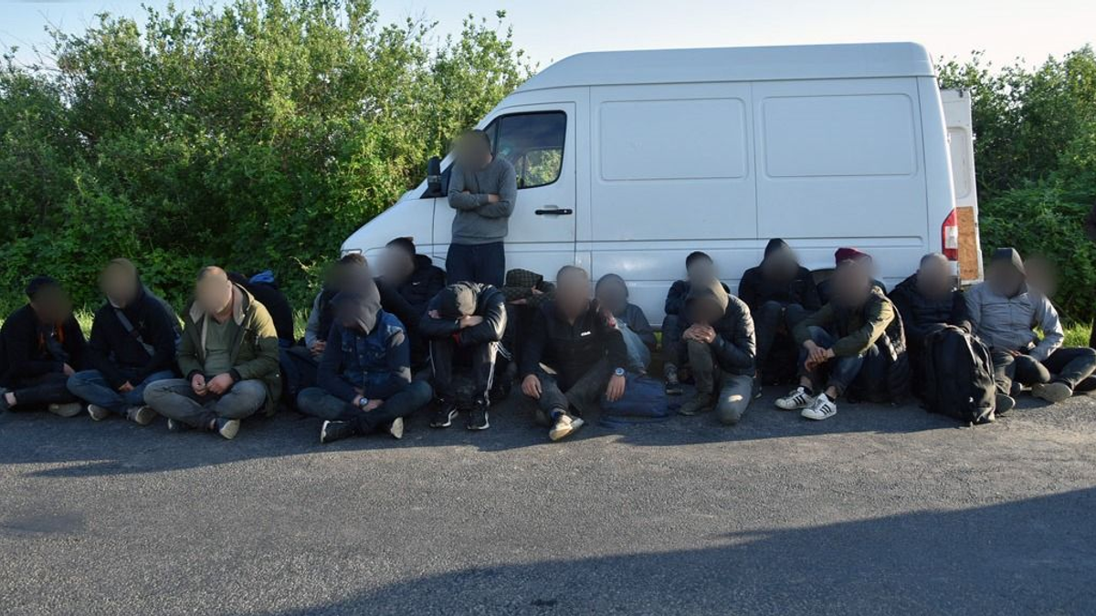 Embertelen körülmények között szállított több, mint 2 tucat migránst egy szerb embercsempész