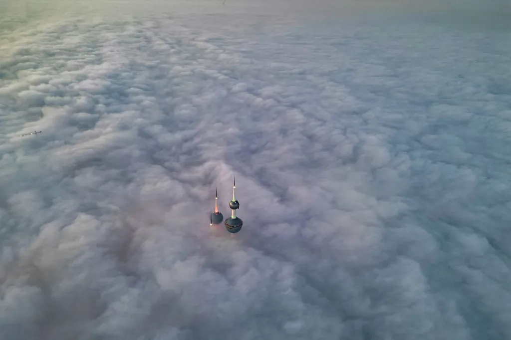 Elképesztő fotókon a ködben úszó kuvaiti felhőkarcolók, galéria, 2023 