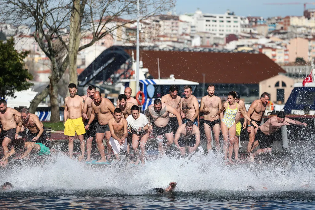 Törökország, Isztambul, Úszóverseny, vízkereszt, vízbe, dobott, kereszt, 2024, 