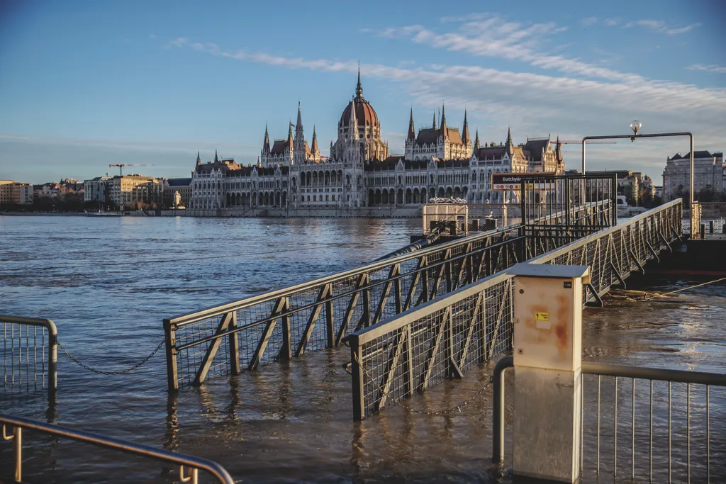 Budapest, árvíz, Duna, 2023.12.27.,  árhullám, 