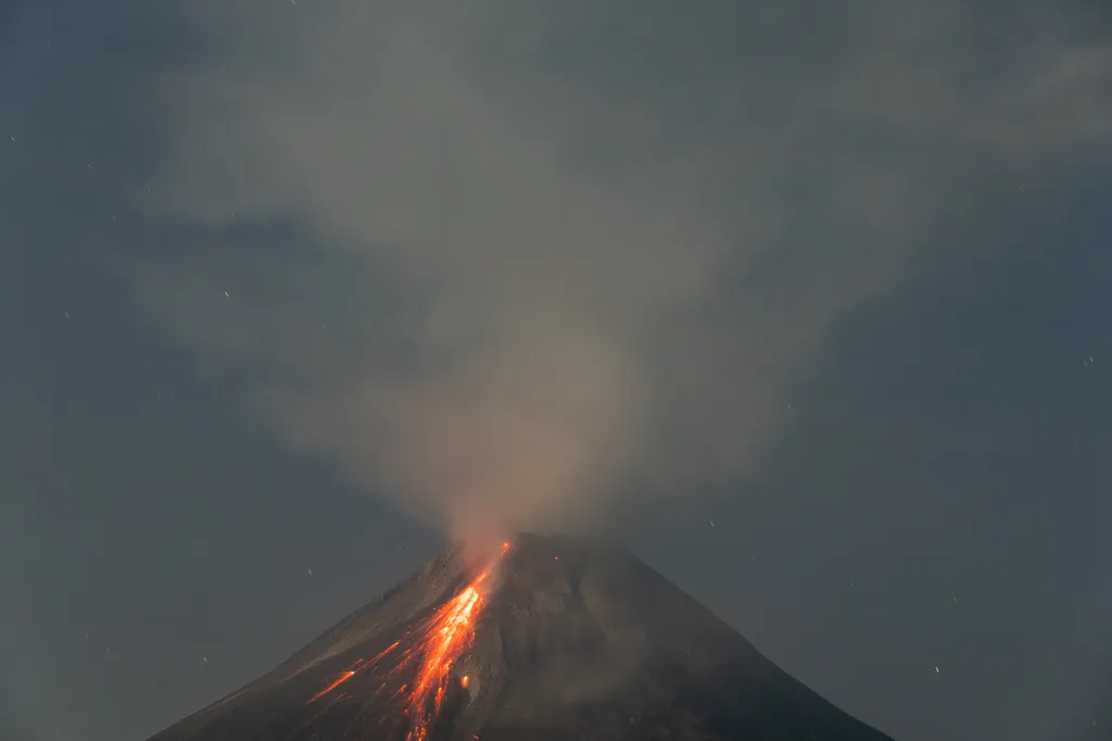Marapi vulkán Indonézia Nyugat-Szumátra akrivitás láva  December 25 2023 authorities level three alert November 5 2020 2 968 meters active volcanoes eruption two to five years Garry Lotulung 