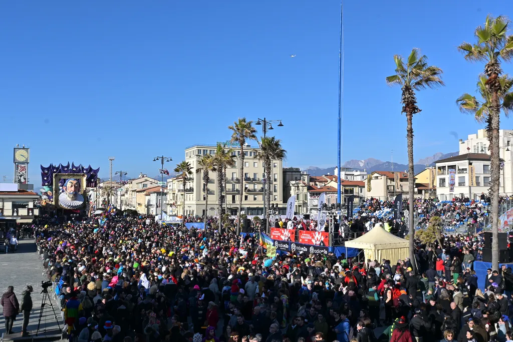 Viareggio-i felvonulás, Viareggio, karnevál, felvonulás , 2024., 
 Viareggio,Italy VIAREGGIO CARNIVAL 2024 opening NEWSSHOT 