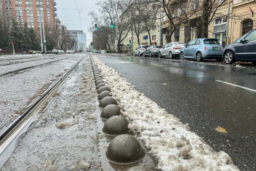 hóhelyzet, hó, havazás, hóesés, latyak, Budapest, 2023.12.24. 