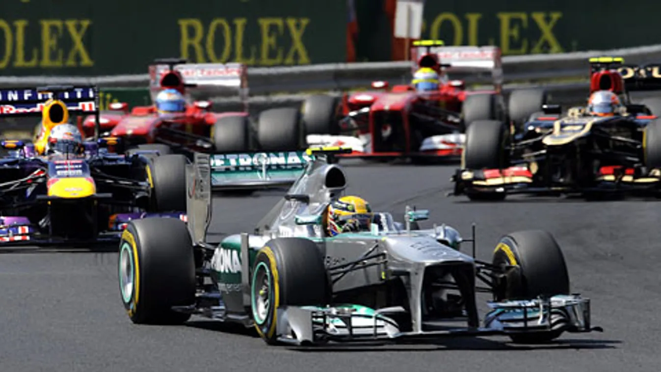 F1, Magyar Nagydíj, hungaroring, Lewis Hamilton, a Mercedes csapat brit versenyzője halad az élen