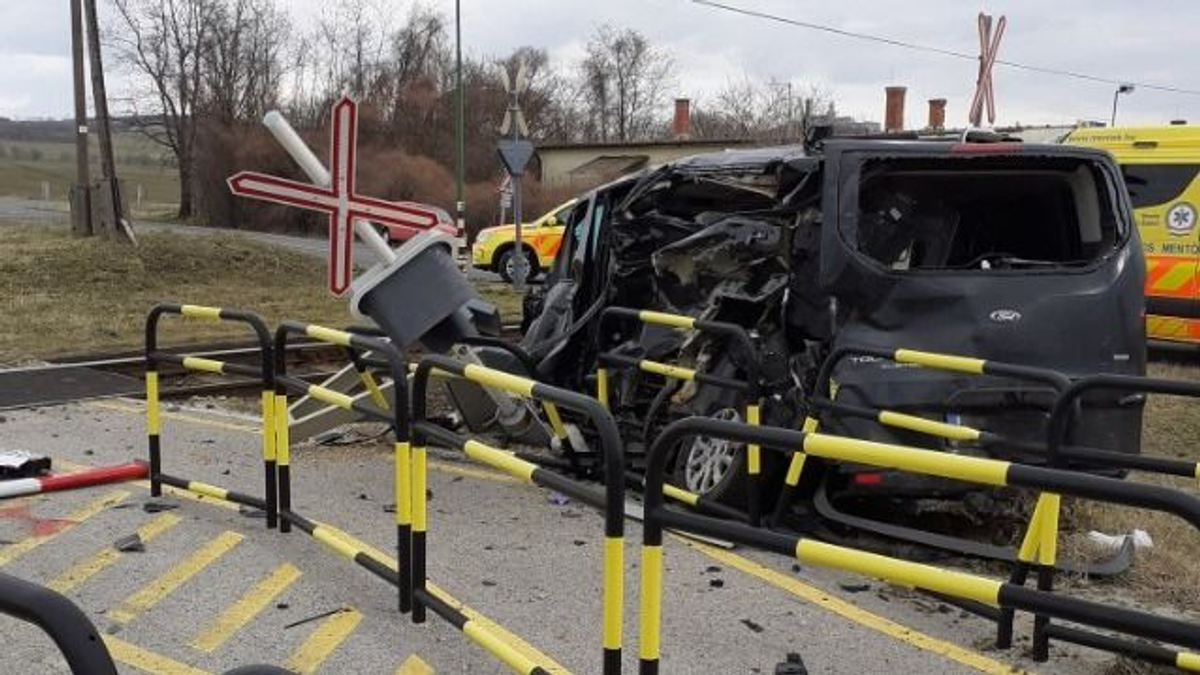 Összeütközött egy vonat és egy kocsi Écs mellett