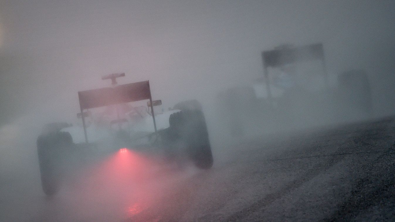 Forma-1, Lewis Hamilton , Mercedes, USA Nagydíj, eső 