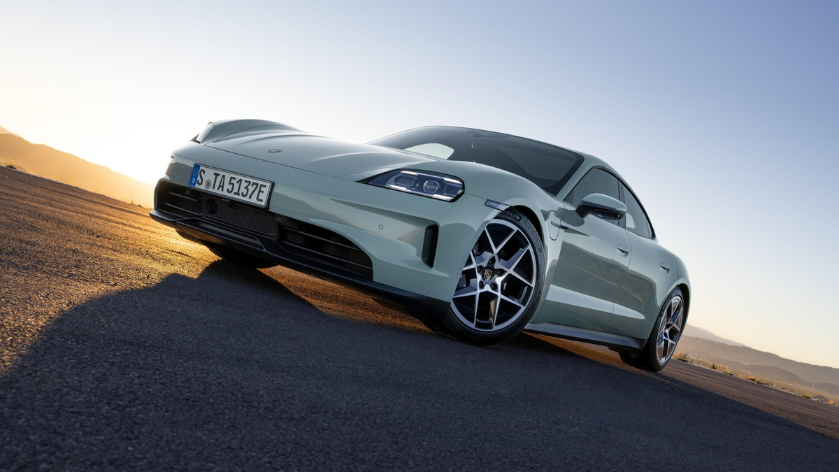 Közel ezer lóerővel érkezik a felfrissített elektromos Porsche