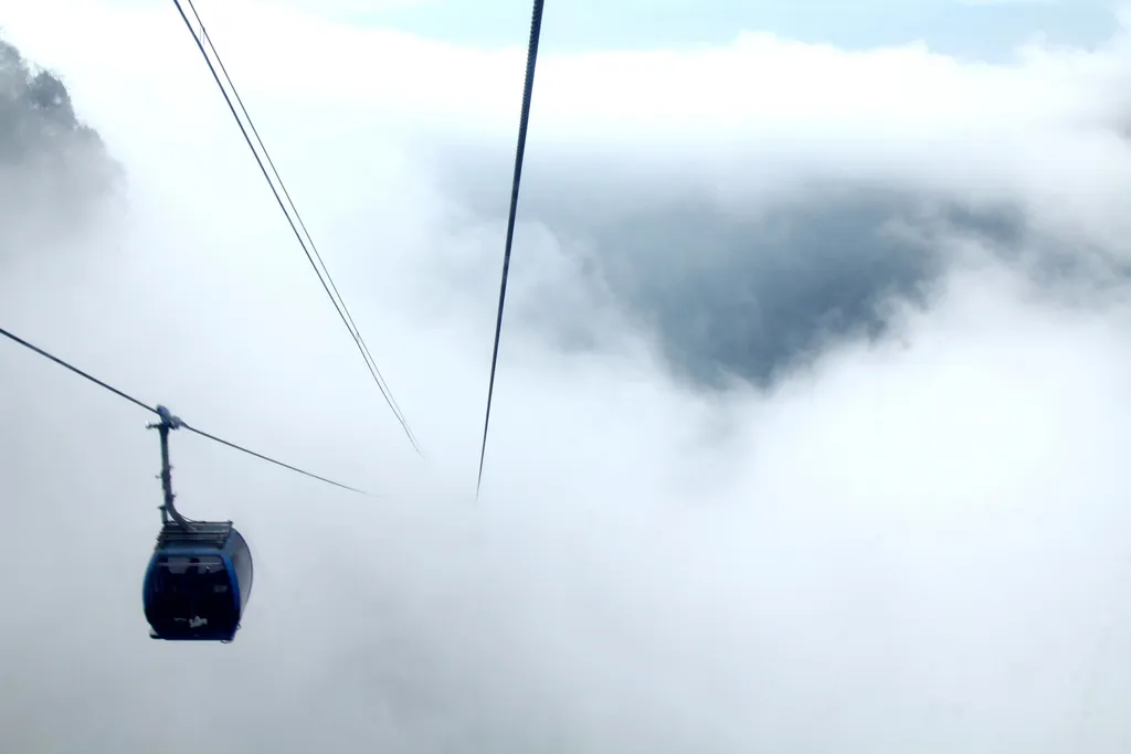 Kína, Tienmen Shan felvonó, 2024., 
 Tianmen mountain, Zhangjiajie: tourists take the world's longest ropeway to experience the wonders of the sea of clouds NEWSSHOT 