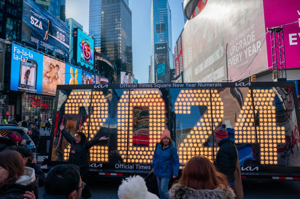kívánságok, újévi fogadalmak, New York, szilveszter, 2024, 2024 Numerals Are Delivered To New York's Times Square Ahead Of New Year's Eve Ball Drop GettyImageRank2 Color Image human interest Horizontal 