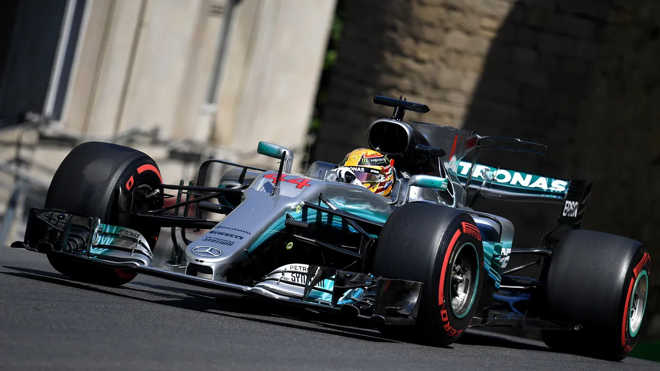auto-prix auto Horizontal Mercedes' British driver Lewis Hamilton steers his car during the third practice session of the Formula One Azerbaijan Grand Prix at the Baku City Circuit in Baku on June 24, 2017. / AFP PHOTO / ANDREJ ISAKOVIC 