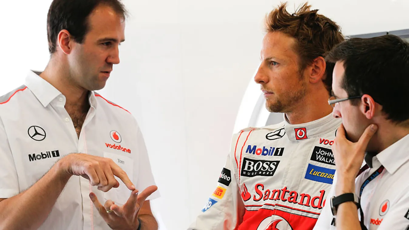 Tom Stallard teljesítményért felelős mérnök magyaráz Jenson Buttonnak