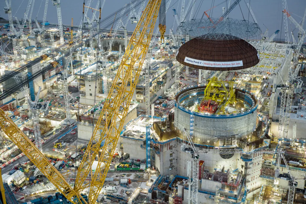épülő angliai atomerőmű The dome for Hinkley Point C’s first reactor building has been successfully lifted into place.  South West News Service ODDSHOT The dome for Hinkley Point C’s first reactor building has been successfully l 